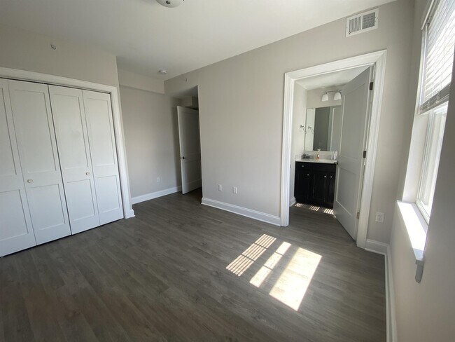 Building Photo - 102 W Martin St