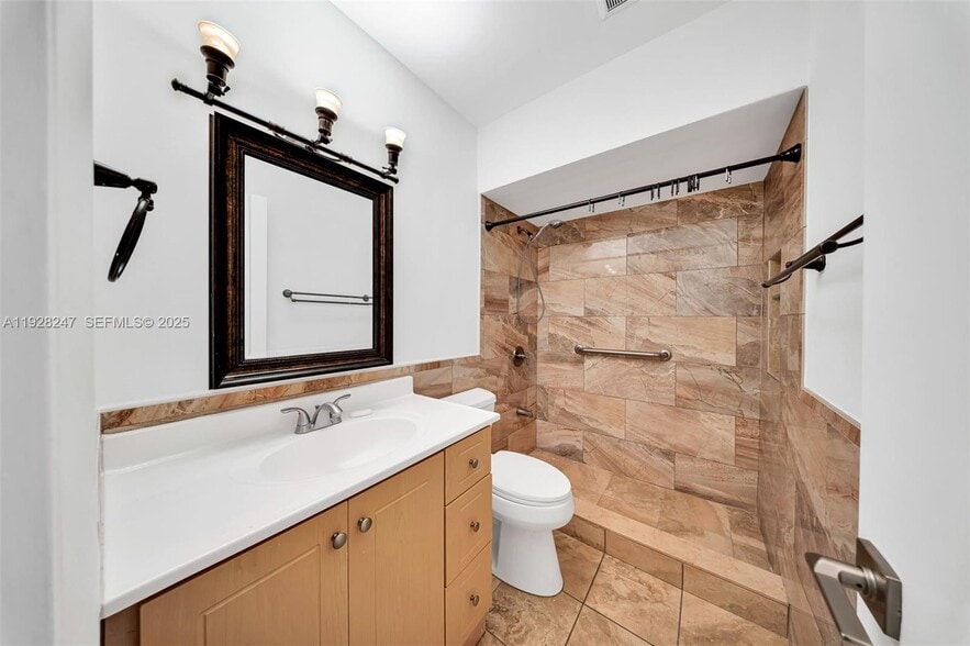 Building Photo - 7417 Twin Sabal Dr