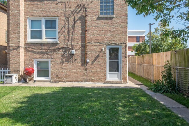 Building Photo - 5520 S Pulaski Rd