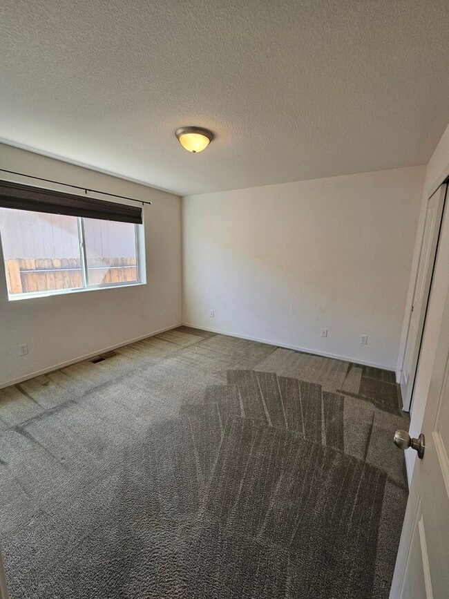 Building Photo - Wonderful 4-bedroom, 2-bathroom home in Fe...