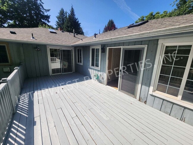 Building Photo - Large 3 Bed+ Bonus Room SW Pdx Home, Natur...