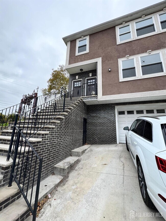 Building Photo - 61 N Grove St