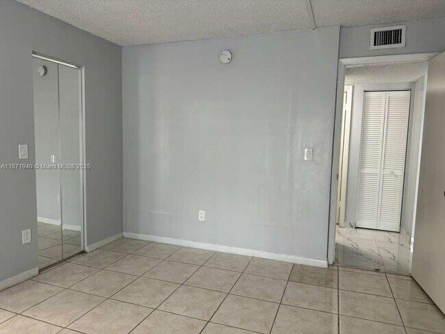 Building Photo - 1480 W 46th St