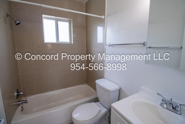 Building Photo - 2nd Floor corner 1/1 in GREAT Location - Pool- Laundry on Site