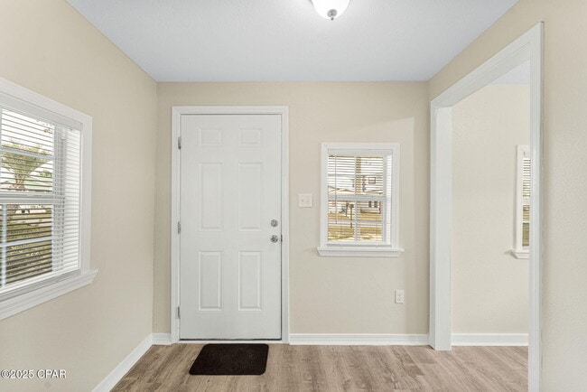 Building Photo - 1020 E 14th Ct