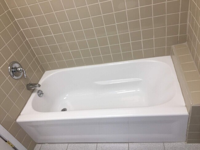 Building Photo - 2 Bedroom Apartment Available June 1!!