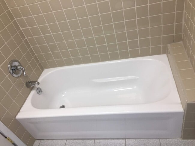 Building Photo - 2029 W 5th St