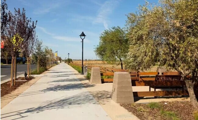 Building Photo - Nice 1 Bed 1 Bath upstairs apartment in the Cannery Neighborhood