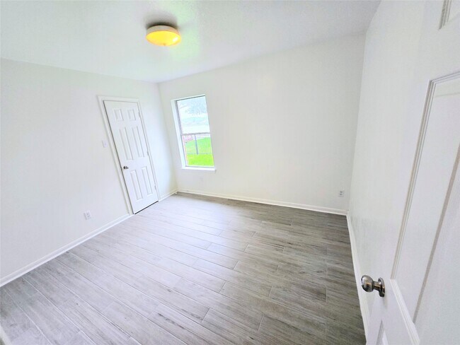 Building Photo - 4018 N Crystal Lake Cir