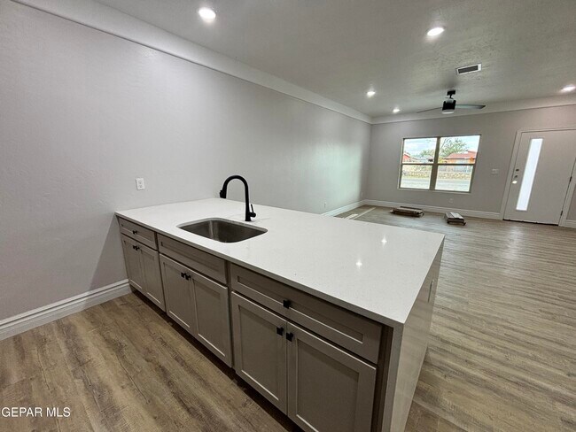 Building Photo - 10371 Manzana Rd