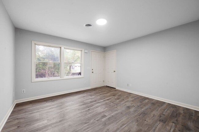 Building Photo - 221 Park Ln