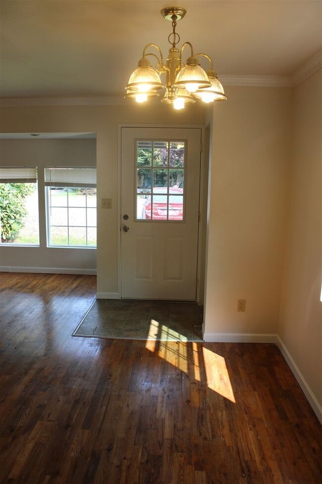 Building Photo - 3 Bedroom, 1.5 Bathroom House! Available now!