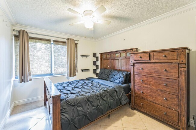 Building Photo - 2924 NW 69th Ct