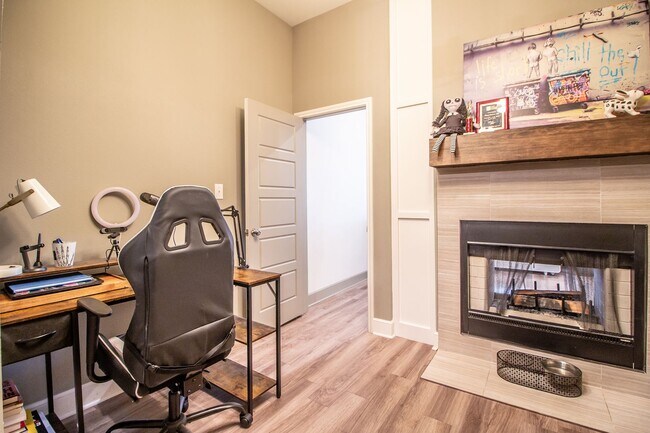 Building Photo - Pre-leasing for Fall!! 3/2/2 Luxury Home i...