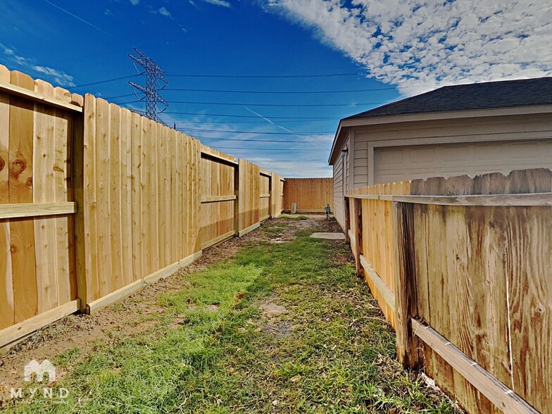 Building Photo - 16859 Mammoth Springs Dr