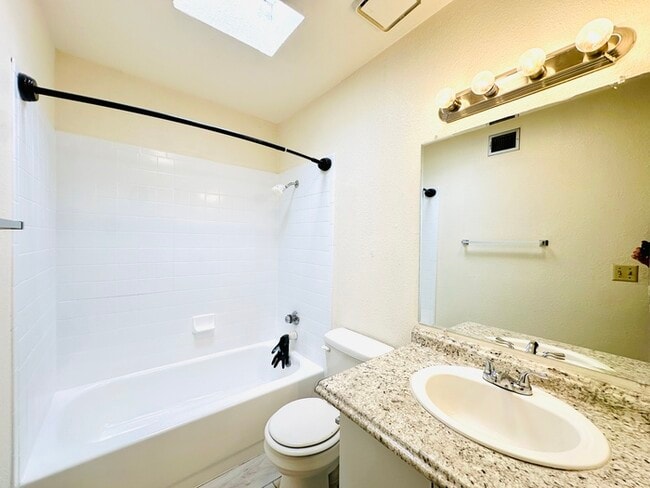 Building Photo - Spacious 1 Bedroom in Gated Community, Off...