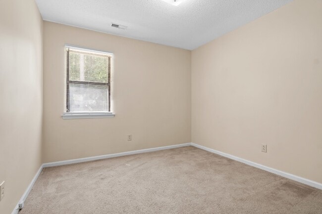 Building Photo - Charming Duplex – Lawn Care Included
