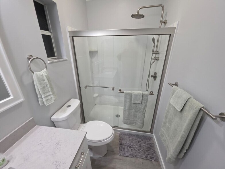 Building Photo - Newly Remodeled / Furnished 2 Bedroom / 2 Bathroom