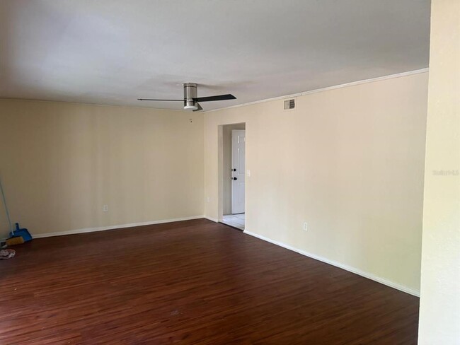 Building Photo - 4015 Versailles Dr