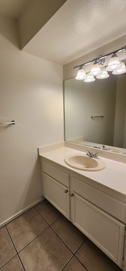 Building Photo - Beautiful 3-Bed, 2.5-Bath Home in Las Vegas