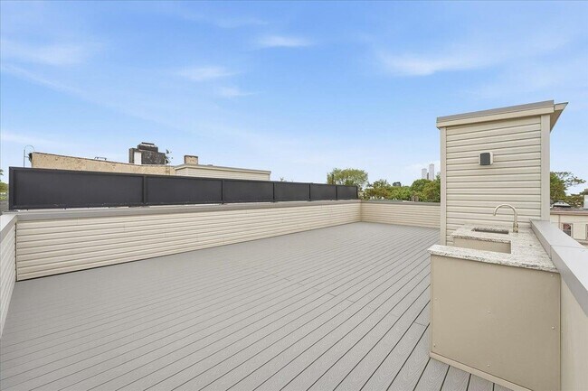 Building Photo - 290 Griffith St