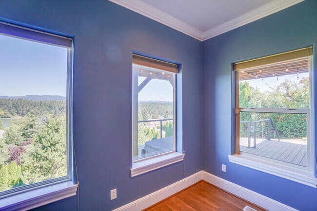 Building Photo - FOUR BEDROOM HOUSE IN LACAMAS SHORES WINTE...