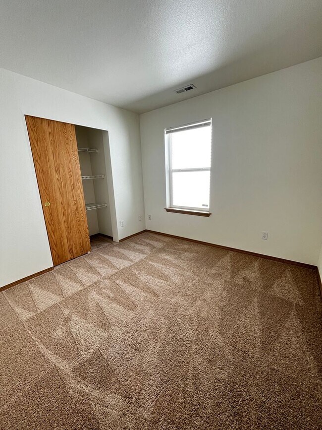Building Photo - Gorgeous House in a Family-Friendly neighb...