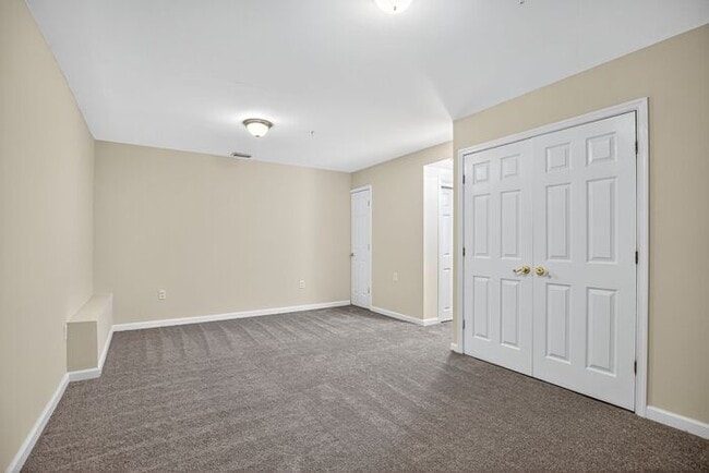 Building Photo - Lovely End Unit 3-Level Townhome in Kingsv...