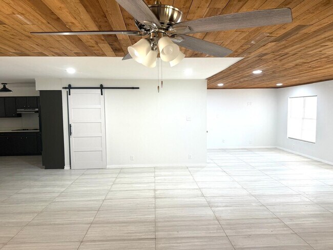Building Photo - 608 Sesame Ln