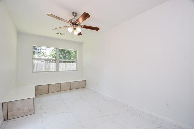 Building Photo - 9806 Larston St