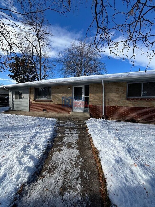 Building Photo - 865 Balsam St