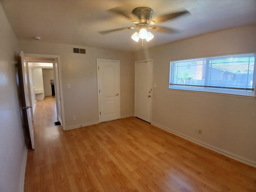 Building Photo - 9952 Vanguard Dr