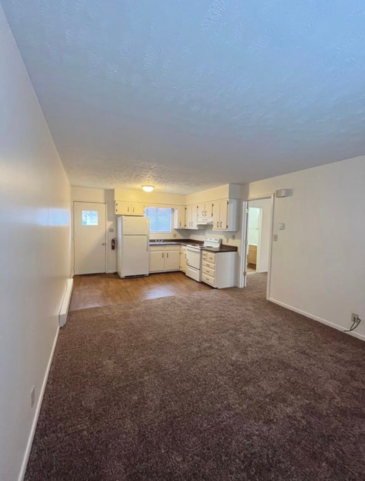 Building Photo - 400 W 7th St