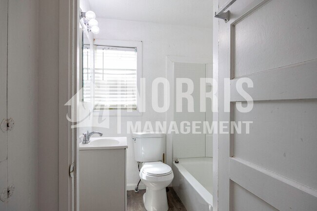 Building Photo - Multi-Unit Space Available NOW!