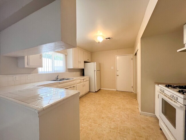 Building Photo - Inviting Duplex Just 5 Minutes from Sac State