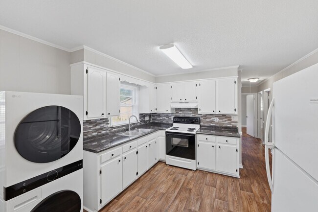 Building Photo - Beautifully Maintained 3BR Home with Hardwood Floors & Private Yard!