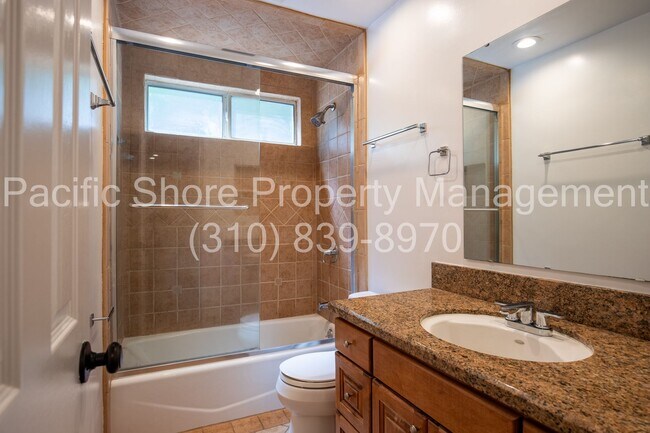 Building Photo - Updated 3-Bedroom First-Floor Condo in Prime Santa Monica Location