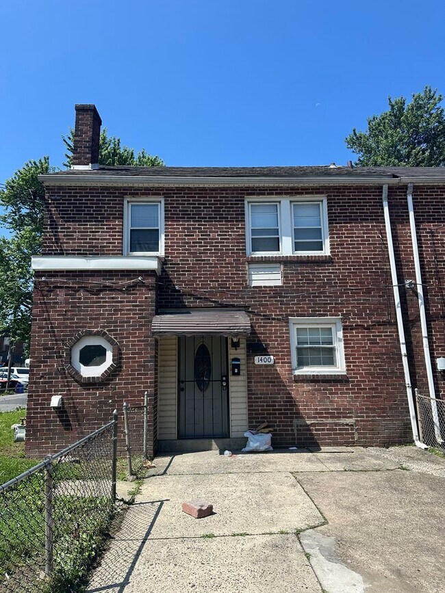 Primary Photo - 4 Bed, 1 Bath Row home