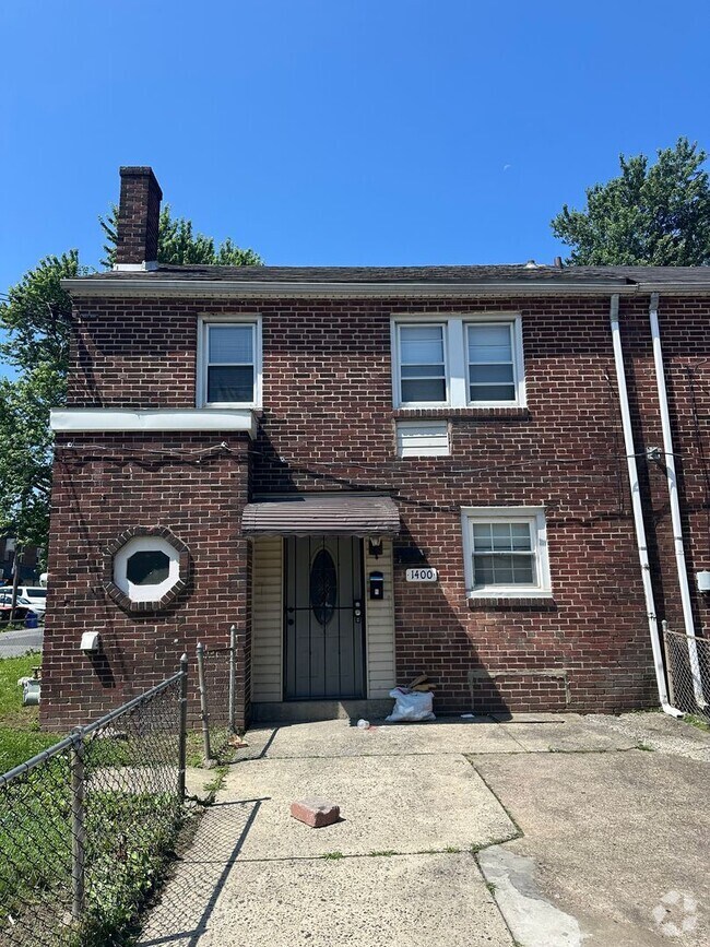 Building Photo - 4 Bed, 1 Bath Row home