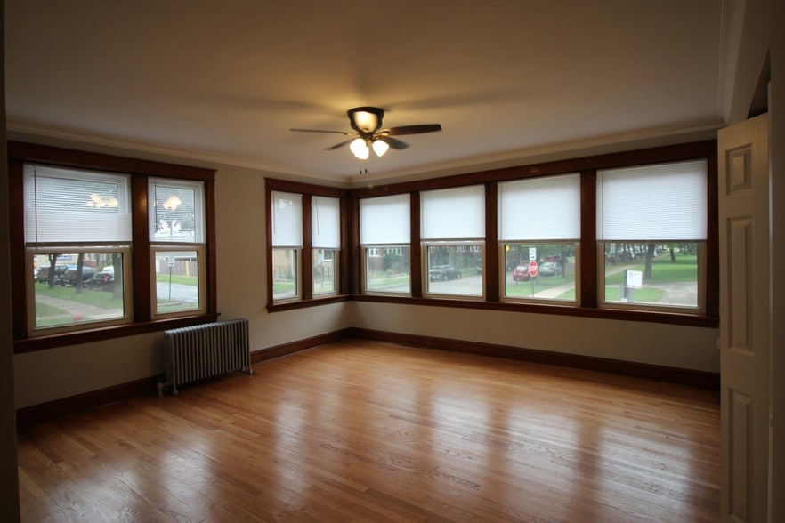 Primary Photo - 2657 N Harding Ave