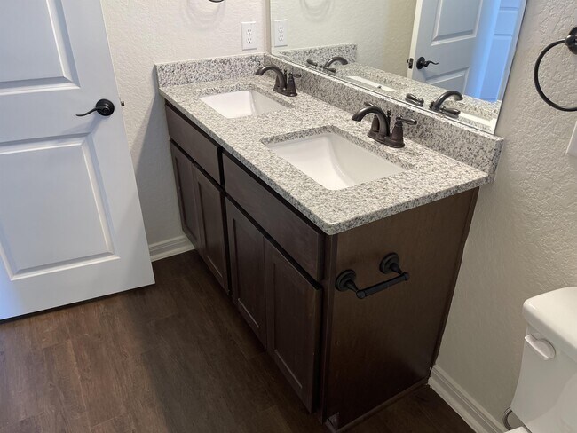 Building Photo - 2202 Sandlewood Cv