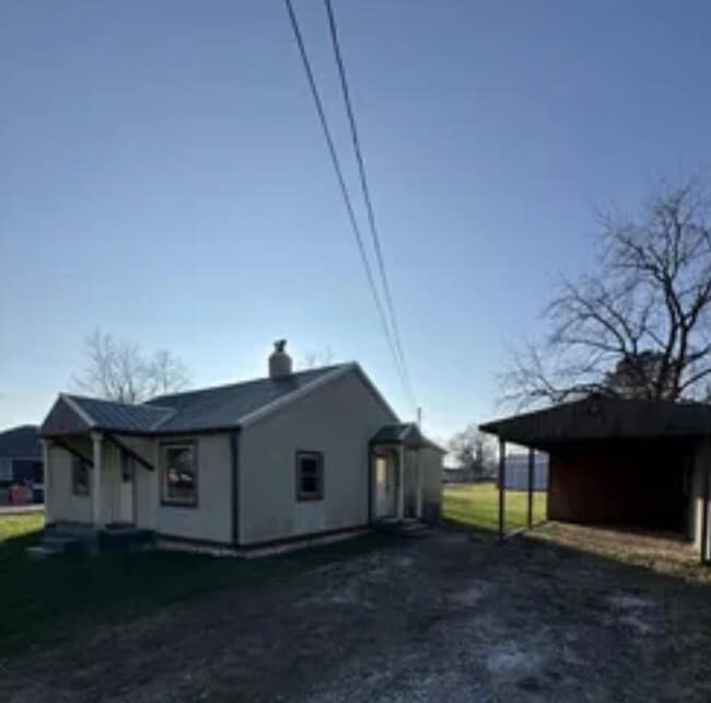 Building Photo - 2 bedroom/1 bath w/carport