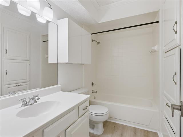 Building Photo - 2050 Lorient Dr