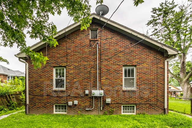 Building Photo - 1046 E Bradbury Ave