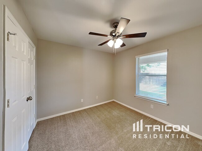 Building Photo - 1082 Roundrock Dr