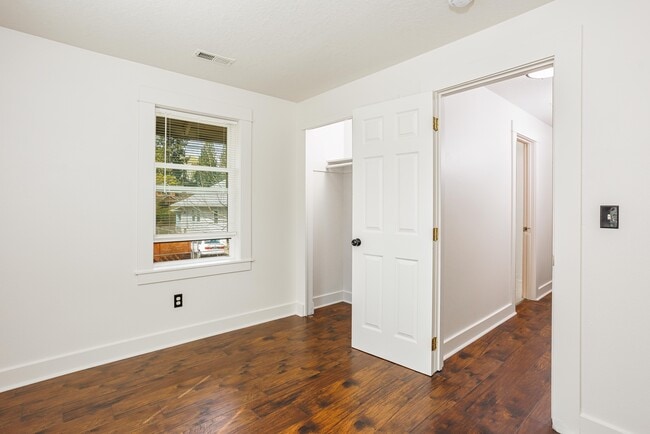 Building Photo - 4313 N Kerby Ave