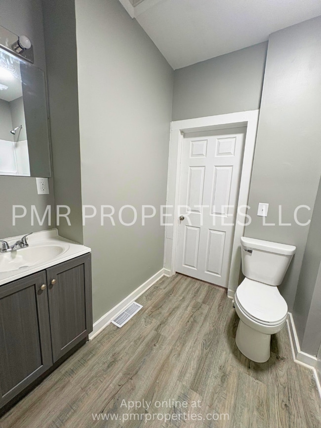 Building Photo - 2 Bedroom / 1 Bathroom