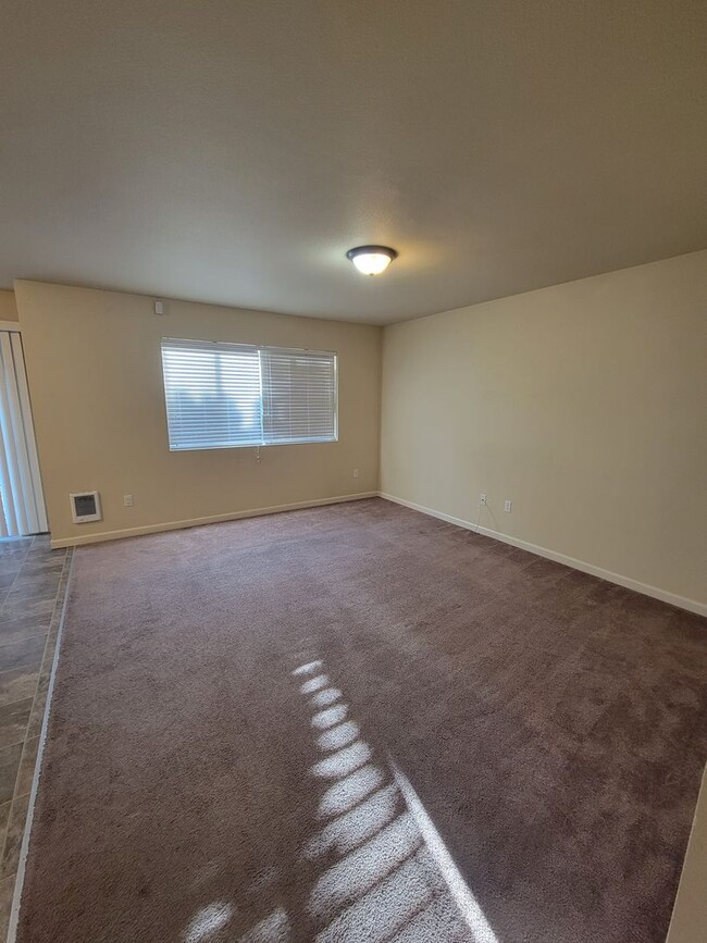 Building Photo - Spacious 3 Bedroom Home in Silverdale!