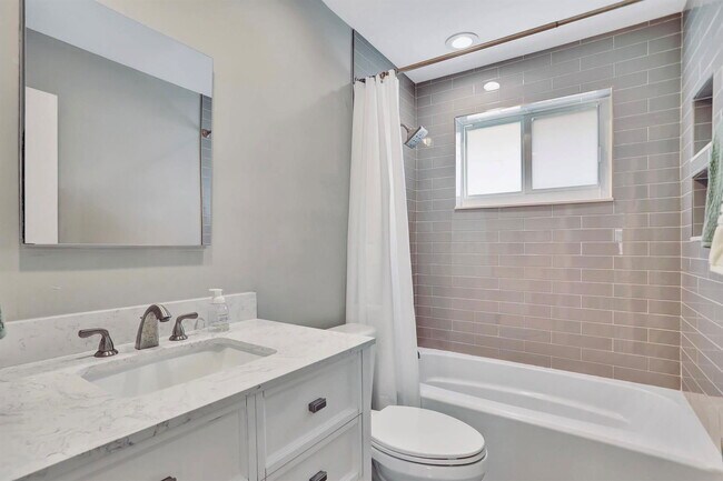 Building Photo - 400 SE 5th Ct