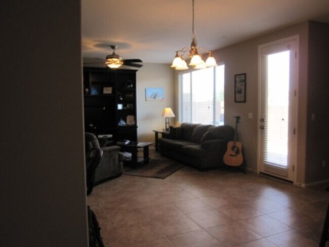 Building Photo - 10415 Lilac Square Ave